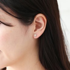 ダイヤモンド0.15ct クラスターピアスの着用イメージ（4）