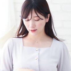 ダイヤモンド0.15ct クラスターピアスの着用イメージ（2）