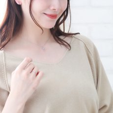 Vetta マイクロベイビークロス ペンダントの着用イメージ（3）