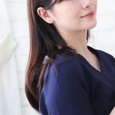 ダイヤモンド0.15ct クラスターピアスの着用イメージ（3）