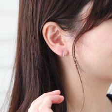 Reason ダイヤモンド0.06ct 中折れピアスの着用イメージ（4）
