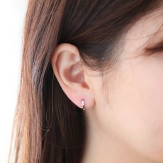 Allure ワンポイントダイヤモンド フープピアスの着用イメージ（5）