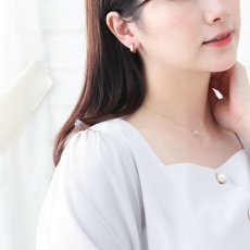 シャインテクスチャー フープピアスの着用イメージ（3）