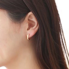 Force ダイヤモンドカット＆スターダスト フープピアスの着用イメージ（5）