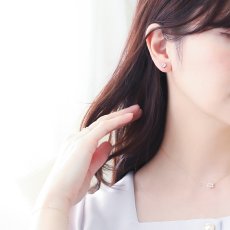ダイヤモンド0.15ct クラスターピアスの着用イメージ（3）