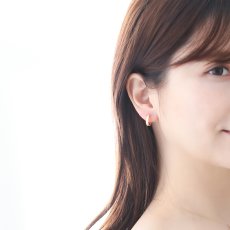 Force ダイヤモンドカット＆スターダスト フープピアスの着用イメージ（3）