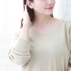 Vetta マイクロベイビークロス ペンダントの着用イメージ（4）