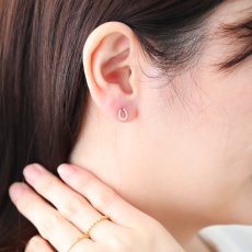 Barbey ホースシュー ダイヤモンド スタッドピアスの着用イメージ（4）