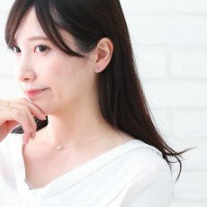 Barbey ホースシュー ダイヤモンド スタッドピアスの着用イメージ（3）