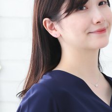 Illusion ダイヤモンド クラスター スタッドピアスの着用イメージ