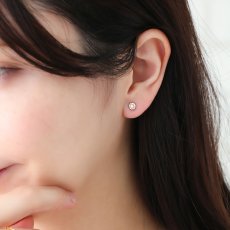 Illusion ダイヤモンド クラスター スタッドピアスの着用イメージ（4）