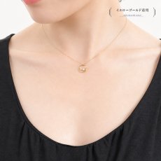 ダイヤモンド クレッセントムーン ペンダントの着用イメージ（3）