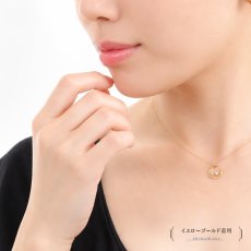 ダイヤモンド クレッセントムーン ペンダントの着用イメージ（5）