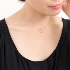 ダイヤモンド クレッセントムーン ペンダントの着用イメージ（4）