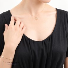ダイヤモンド クレッセントムーン ペンダントの着用イメージ（2）