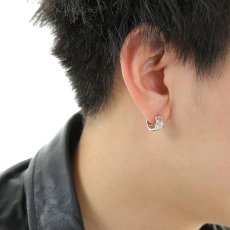 キヘイ（マイアミキューバン）中折れフープピアスの着用イメージ（3）