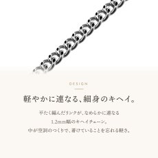 軽やかに連なる細身のキヘイチェーン