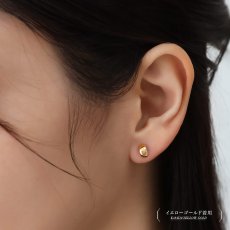 Hazel ハーフフープ スタッドピアスの着用イメージ（6）