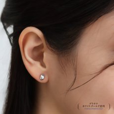 Hazel ハーフフープ スタッドピアスの着用イメージ（7）