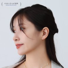 Nora ラウンド フープピアスの着用イメージ（4）