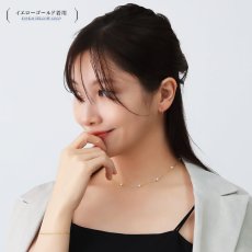 Ivy V字 フープピアスの着用イメージ（4）