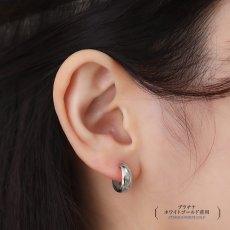 Margot ワイド フープピアスの着用イメージ（7）