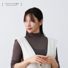 Hazel ハーフフープ スタッドピアスの着用イメージ（4）