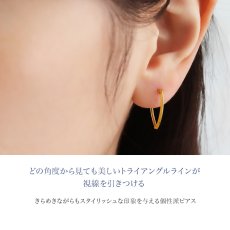 Ivy V字 フープピアスの着用イメージ（2）