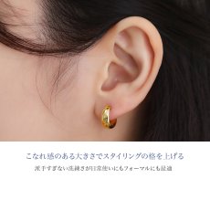 Margot ワイド フープピアスの着用イメージ（2）