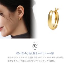 Salina ミディアム フープピアスの着用イメージ（2）