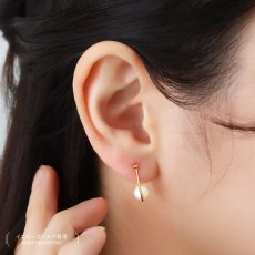 Carey 淡水パール フープピアスの着用イメージ（6）
