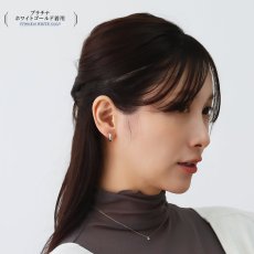 Salina ミディアム フープピアスの着用イメージ
