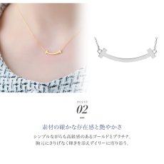 Mandy スマイル ダイヤモンドカット ライン バー ネックレスの着用イメージ（2）