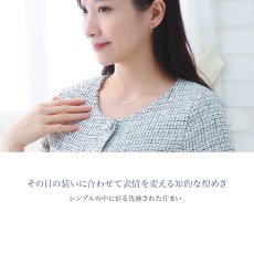 Mandy スマイル ダイヤモンドカット ライン バー ネックレスの着用イメージ（3）