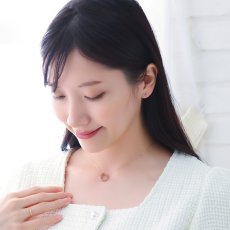 Riona トリコロール ペンダントの着用イメージ