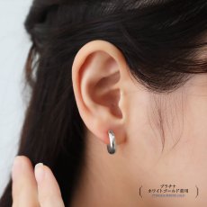 Salina ミディアム フープピアスの着用イメージ（7）