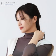Salina ミディアム フープピアスの着用イメージ