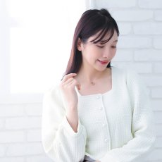 Riona トリコロール ペンダントの着用イメージ（5）