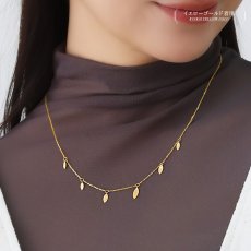 Nellie グラデーション マーキーズ ステーション ネックレスの着用イメージ（6）