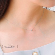 Odette ダイヤモンド ルビー リバーシブル ネックレスの着用イメージ（5）