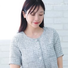 Mandy スマイル ダイヤモンドカット ライン バー ネックレスの着用イメージ（6）