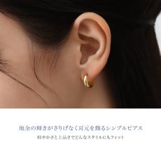 Salina ミディアム フープピアスの着用イメージ（3）