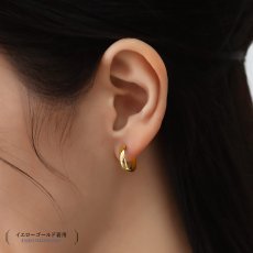 Salina ミディアム フープピアスの着用イメージ（6）