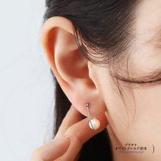 Carey 淡水パール フープピアスの着用イメージ（7）