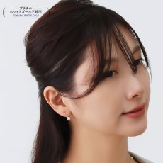 Carey 淡水パール フープピアスの着用イメージ（5）