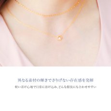Ely 淡水パール サークル ペンダントの着用イメージ（3）