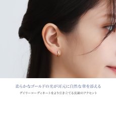 Nora ラウンド フープピアスの着用イメージ（2）