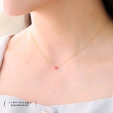 Odette ダイヤモンド ルビー リバーシブル ネックレスの着用イメージ（6）