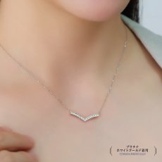 Lorna ダイヤモンド Vライン ネックレスの着用イメージ（7）