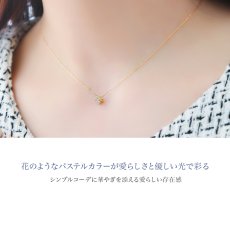Alba Sorte ダイヤモンド サファイア クローバー ネックレスの着用イメージ（3）